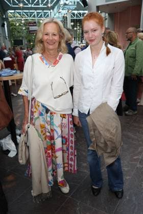Schauspielerin Claudia Rieschel mit Enkelin Ida Bohnet bei der Premiere der Komödie Bis dass der Tod, Komödie Winterhuder Fährhaus Hamburg. In dem Theaterstück geht um einen tollpatschigen Auftragskiller, der von verschiedenen Angehörigen einer Familie beauftragt wird, den jeweils anderen umzubringen. Der einzige Grund: dem Erben oder der Erbin winkt ein Millionenvermögen, Hamburg 31.7.2026