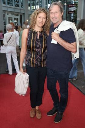 Sabrina Böcker und Helmut Zierl bei der Premiere der Komödie Bis dass der Tod, Komödie Winterhuder Fährhaus Hamburg. In dem Theaterstück geht um einen tollpatschigen Auftragskiller, der von verschiedenen Angehörigen einer Familie beauftragt wird, den jeweils anderen umzubringen. Der einzige Grund: dem Erben oder der Erbin winkt ein Millionenvermögen, Hamburg 31.7.2026