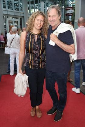 Sabrina Böcker und Helmut Zierl bei der Premiere der Komödie Bis dass der Tod, Komödie Winterhuder Fährhaus Hamburg. In dem Theaterstück geht um einen tollpatschigen Auftragskiller, der von verschiedenen Angehörigen einer Familie beauftragt wird, den jeweils anderen umzubringen. Der einzige Grund: dem Erben oder der Erbin winkt ein Millionenvermögen, Hamburg 31.7.2026