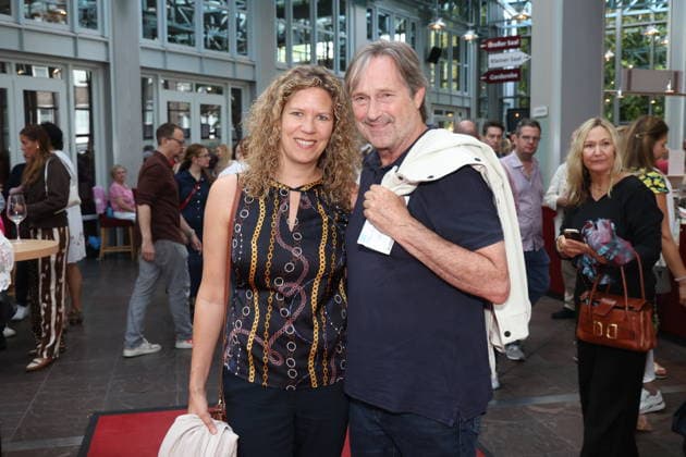 Sabrina Böcker und Helmut Zierl bei der Premiere der Komödie Bis dass der Tod, Komödie Winterhuder Fährhaus Hamburg. In dem Theaterstück geht um einen tollpatschigen Auftragskiller, der von verschiedenen Angehörigen einer Familie beauftragt wird, den jeweils anderen umzubringen. Der einzige Grund: dem Erben oder der Erbin winkt ein Millionenvermögen, Hamburg 31.7.2026