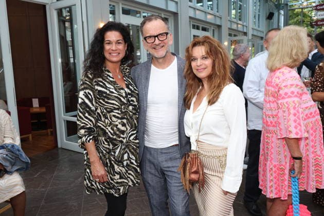 Caroline Kiesewetter, Theaterleiter Dieter Powitz und Carolin Fortenbacher bei der Premiere der Komödie Bis dass der Tod, Komödie Winterhuder Fährhaus Hamburg. In dem Theaterstück geht um einen tollpatschigen Auftragskiller, der von verschiedenen Angehörigen einer Familie beauftragt wird, den jeweils anderen umzubringen. Der einzige Grund: dem Erben oder der Erbin winkt ein Millionenvermögen, Hamburg 31.7.2026