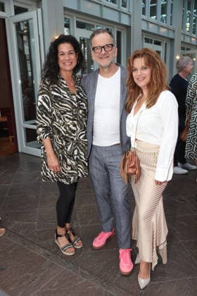 Caroline Kiesewetter, Theaterleiter Dieter Powitz und Carolin Fortenbacher bei der Premiere der Komödie Bis dass der Tod, Komödie Winterhuder Fährhaus Hamburg. In dem Theaterstück geht um einen tollpatschigen Auftragskiller, der von verschiedenen Angehörigen einer Familie beauftragt wird, den jeweils anderen umzubringen. Der einzige Grund: dem Erben oder der Erbin winkt ein Millionenvermögen, Hamburg 31.7.2026