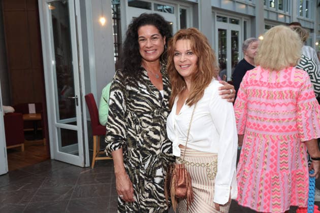 Caroline Kiesewetter, Theaterleiter Dieter Powitz und Carolin Fortenbacher bei der Premiere der Komödie Bis dass der Tod, Komödie Winterhuder Fährhaus Hamburg. In dem Theaterstück geht um einen tollpatschigen Auftragskiller, der von verschiedenen Angehörigen einer Familie beauftragt wird, den jeweils anderen umzubringen. Der einzige Grund: dem Erben oder der Erbin winkt ein Millionenvermögen, Hamburg 31.7.2026