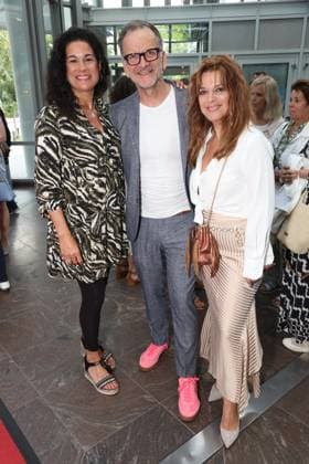 Caroline Kiesewetter, Theaterleiter Dieter Powitz und Carolin Fortenbacher bei der Premiere der Komödie Bis dass der Tod, Komödie Winterhuder Fährhaus Hamburg. In dem Theaterstück geht um einen tollpatschigen Auftragskiller, der von verschiedenen Angehörigen einer Familie beauftragt wird, den jeweils anderen umzubringen. Der einzige Grund: dem Erben oder der Erbin winkt ein Millionenvermögen, Hamburg 31.7.2026
