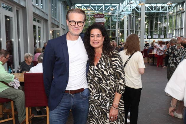 Ralf Stech mit Caroline Kiesewetter bei der Premiere der Komödie Bis dass der Tod, Komödie Winterhuder Fährhaus Hamburg. In dem Theaterstück geht um einen tollpatschigen Auftragskiller, der von verschiedenen Angehörigen einer Familie beauftragt wird, den jeweils anderen umzubringen. Der einzige Grund: dem Erben oder der Erbin winkt ein Millionenvermögen, Hamburg 31.7.2026