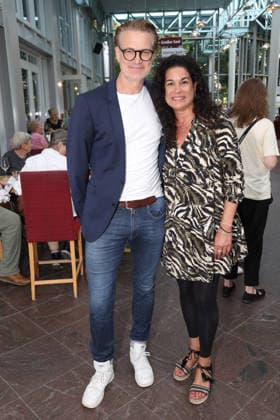 Ralf Stech mit Caroline Kiesewetter bei der Premiere der Komödie Bis dass der Tod, Komödie Winterhuder Fährhaus Hamburg. In dem Theaterstück geht um einen tollpatschigen Auftragskiller, der von verschiedenen Angehörigen einer Familie beauftragt wird, den jeweils anderen umzubringen. Der einzige Grund: dem Erben oder der Erbin winkt ein Millionenvermögen, Hamburg 31.7.2026