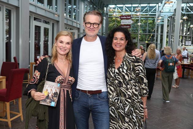Andrea Lüdke, Ralf Stech und Caroline Kiesewetter bei der Premiere der Komödie Bis dass der Tod, Komödie Winterhuder Fährhaus Hamburg. In dem Theaterstück geht um einen tollpatschigen Auftragskiller, der von verschiedenen Angehörigen einer Familie beauftragt wird, den jeweils anderen umzubringen. Der einzige Grund: dem Erben oder der Erbin winkt ein Millionenvermögen, Hamburg 31.7.2026