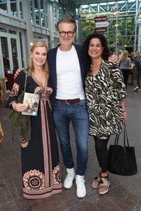 Andrea Lüdke, Ralf Stech und Caroline Kiesewetter bei der Premiere der Komödie Bis dass der Tod, Komödie Winterhuder Fährhaus Hamburg. In dem Theaterstück geht um einen tollpatschigen Auftragskiller, der von verschiedenen Angehörigen einer Familie beauftragt wird, den jeweils anderen umzubringen. Der einzige Grund: dem Erben oder der Erbin winkt ein Millionenvermögen, Hamburg 31.7.2026