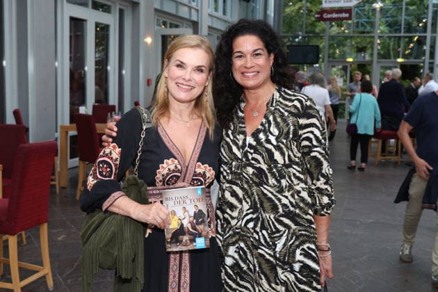 Andrea Lüdke und Caroline Kiesewetter bei der Premiere der Komödie Bis dass der Tod, Komödie Winterhuder Fährhaus Hamburg. In dem Theaterstück geht um einen tollpatschigen Auftragskiller, der von verschiedenen Angehörigen einer Familie beauftragt wird, den jeweils anderen umzubringen. Der einzige Grund: dem Erben oder der Erbin winkt ein Millionenvermögen, Hamburg 31.7.2026