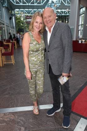 Anne Moll und Ulrich Gebauer bei der Premiere der Komödie Bis dass der Tod, Komödie Winterhuder Fährhaus Hamburg. In dem Theaterstück geht um einen tollpatschigen Auftragskiller, der von verschiedenen Angehörigen einer Familie beauftragt wird, den jeweils anderen umzubringen. Der einzige Grund: dem Erben oder der Erbin winkt ein Millionenvermögen, Hamburg 31.7.2026