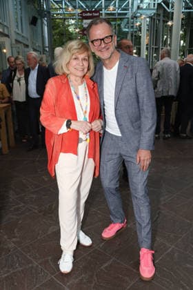 Mary Roos mit Theaterleiter Dieter Powitz bei der Premiere der Komödie Bis dass der Tod, Komödie Winterhuder Fährhaus Hamburg. In dem Theaterstück geht um einen tollpatschigen Auftragskiller, der von verschiedenen Angehörigen einer Familie beauftragt wird, den jeweils anderen umzubringen. Der einzige Grund: dem Erben oder der Erbin winkt ein Millionenvermögen, Hamburg 31.7.2026