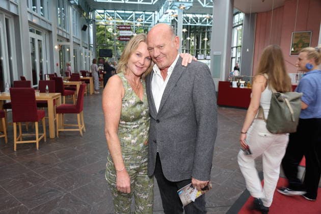 Anne Moll und Ulrich Gebauer bei der Premiere der Komödie Bis dass der Tod, Komödie Winterhuder Fährhaus Hamburg. In dem Theaterstück geht um einen tollpatschigen Auftragskiller, der von verschiedenen Angehörigen einer Familie beauftragt wird, den jeweils anderen umzubringen. Der einzige Grund: dem Erben oder der Erbin winkt ein Millionenvermögen, Hamburg 31.7.2026