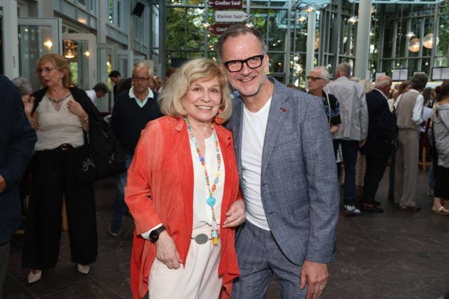 Mary Roos mit Theaterleiter Dieter Powitz bei der Premiere der Komödie Bis dass der Tod, Komödie Winterhuder Fährhaus Hamburg. In dem Theaterstück geht um einen tollpatschigen Auftragskiller, der von verschiedenen Angehörigen einer Familie beauftragt wird, den jeweils anderen umzubringen. Der einzige Grund: dem Erben oder der Erbin winkt ein Millionenvermögen, Hamburg 31.7.2026