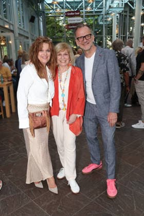Carolin Fortenbacher, Mary Roos und Theaterleiter Dieter Powitz bei der Premiere der Komödie Bis dass der Tod, Komödie Winterhuder Fährhaus Hamburg. In dem Theaterstück geht um einen tollpatschigen Auftragskiller, der von verschiedenen Angehörigen einer Familie beauftragt wird, den jeweils anderen umzubringen. Der einzige Grund: dem Erben oder der Erbin winkt ein Millionenvermögen, Hamburg 31.7.2026