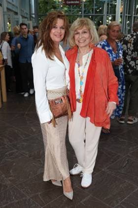 Carolin Fortenbacher und Mary Roos bei der Premiere der Komödie Bis dass der Tod, Komödie Winterhuder Fährhaus Hamburg. In dem Theaterstück geht um einen tollpatschigen Auftragskiller, der von verschiedenen Angehörigen einer Familie beauftragt wird, den jeweils anderen umzubringen. Der einzige Grund: dem Erben oder der Erbin winkt ein Millionenvermögen, Hamburg 31.7.2026