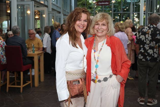 Carolin Fortenbacher und Mary Roos bei der Premiere der Komödie Bis dass der Tod, Komödie Winterhuder Fährhaus Hamburg. In dem Theaterstück geht um einen tollpatschigen Auftragskiller, der von verschiedenen Angehörigen einer Familie beauftragt wird, den jeweils anderen umzubringen. Der einzige Grund: dem Erben oder der Erbin winkt ein Millionenvermögen, Hamburg 31.7.2026