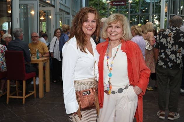 Carolin Fortenbacher und Mary Roos bei der Premiere der Komödie Bis dass der Tod, Komödie Winterhuder Fährhaus Hamburg. In dem Theaterstück geht um einen tollpatschigen Auftragskiller, der von verschiedenen Angehörigen einer Familie beauftragt wird, den jeweils anderen umzubringen. Der einzige Grund: dem Erben oder der Erbin winkt ein Millionenvermögen, Hamburg 31.7.2026