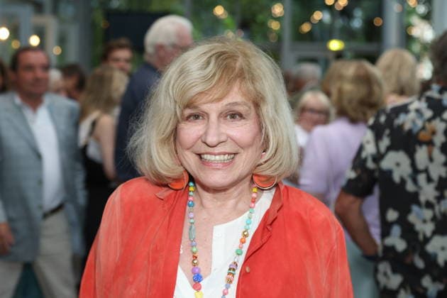 Mary Roos bei der Premiere der Komödie Bis dass der Tod, Komödie Winterhuder Fährhaus Hamburg. In dem Theaterstück geht um einen tollpatschigen Auftragskiller, der von verschiedenen Angehörigen einer Familie beauftragt wird, den jeweils anderen umzubringen. Der einzige Grund: dem Erben oder der Erbin winkt ein Millionenvermögen, Hamburg 31.7.2026
