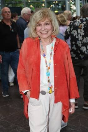 Mary Roos bei der Premiere der Komödie Bis dass der Tod, Komödie Winterhuder Fährhaus Hamburg. In dem Theaterstück geht um einen tollpatschigen Auftragskiller, der von verschiedenen Angehörigen einer Familie beauftragt wird, den jeweils anderen umzubringen. Der einzige Grund: dem Erben oder der Erbin winkt ein Millionenvermögen, Hamburg 31.7.2026