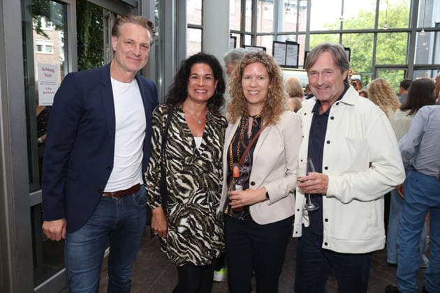 Ralf Stech mit Caroline Kiesewetter sowie Sabrina Böcker mit Helmut Zierl bei der Premiere der Komödie Bis dass der Tod, Komödie Winterhuder Fährhaus Hamburg. In dem Theaterstück geht um einen tollpatschigen Auftragskiller, der von verschiedenen Angehörigen einer Familie beauftragt wird, den jeweils anderen umzubringen. Der einzige Grund: dem Erben oder der Erbin winkt ein Millionenvermögen, Hamburg 31.7.2026