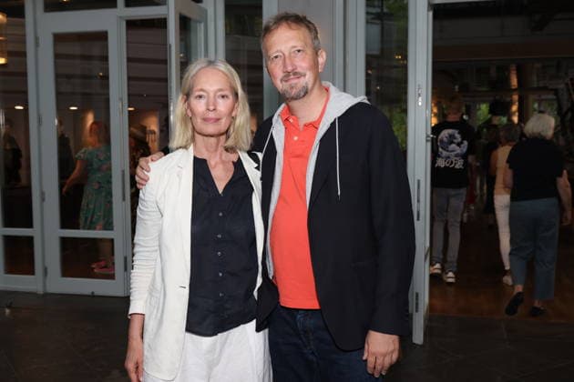 Katja Weitzenböck mit Hergen Wöbken bei der Premiere der Komödie Bis dass der Tod, Komödie Winterhuder Fährhaus Hamburg. In dem Theaterstück geht um einen tollpatschigen Auftragskiller, der von verschiedenen Angehörigen einer Familie beauftragt wird, den jeweils anderen umzubringen. Der einzige Grund: dem Erben oder der Erbin winkt ein Millionenvermögen, Hamburg 31.7.2026