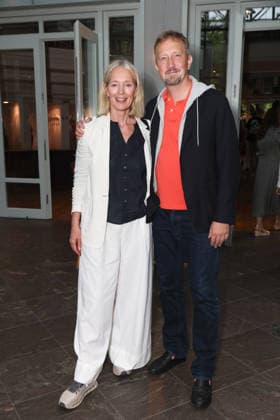 Katja Weitzenböck mit Hergen Wöbken bei der Premiere der Komödie Bis dass der Tod, Komödie Winterhuder Fährhaus Hamburg. In dem Theaterstück geht um einen tollpatschigen Auftragskiller, der von verschiedenen Angehörigen einer Familie beauftragt wird, den jeweils anderen umzubringen. Der einzige Grund: dem Erben oder der Erbin winkt ein Millionenvermögen, Hamburg 31.7.2026