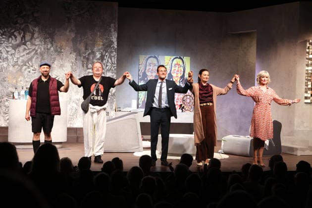 Bürger Lars Dietrich, Ulrich Bähnk, Hans-Werner Meyer, Jacqueline Macaulay und Katharina Abt bei der Premiere der Komödie Bis dass der Tod, Komödie Winterhuder Fährhaus Hamburg. In dem Theaterstück geht um einen tollpatschigen Auftragskiller, der von verschiedenen Angehörigen einer Familie beauftragt wird, den jeweils anderen umzubringen. Der einzige Grund: dem Erben oder der Erbin winkt ein Millionenvermögen, Hamburg 31.7.2026