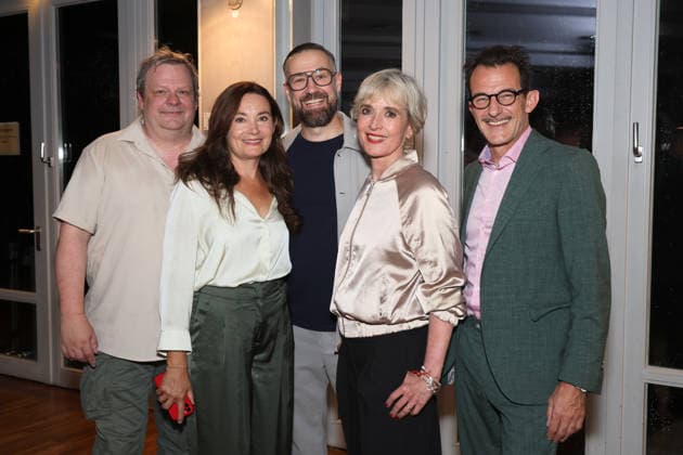 Ulrich Bähnk, Jacqueline Macaulay, Bürger Lars Dietrich, Katharina Abt und Hans-Werner Meyer bei der Premierenfeier der Komödie Bis dass der Tod, Komödie Winterhuder Fährhaus Hamburg. In dem Theaterstück geht um einen tollpatschigen Auftragskiller, der von verschiedenen Angehörigen einer Familie beauftragt wird, den jeweils anderen umzubringen. Der einzige Grund: dem Erben oder der Erbin winkt ein Millionenvermögen, Hamburg 31.7.2026