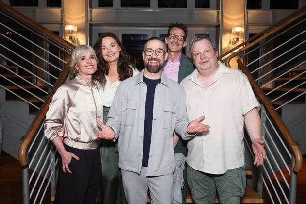 Katharina Abt, Jacqueline Macaulay, Bürger Lars Dietrich, Hans-Werner Meyer und Ulrich Bähnk bei der Premierenfeier der Komödie Bis dass der Tod, Komödie Winterhuder Fährhaus Hamburg. In dem Theaterstück geht um einen tollpatschigen Auftragskiller, der von verschiedenen Angehörigen einer Familie beauftragt wird, den jeweils anderen umzubringen. Der einzige Grund: dem Erben oder der Erbin winkt ein Millionenvermögen, Hamburg 31.7.2026