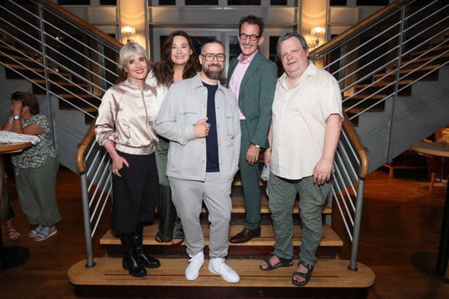 Katharina Abt, Jacqueline Macaulay, Bürger Lars Dietrich, Hans-Werner Meyer und Ulrich Bähnk bei der Premierenfeier der Komödie Bis dass der Tod, Komödie Winterhuder Fährhaus Hamburg. In dem Theaterstück geht um einen tollpatschigen Auftragskiller, der von verschiedenen Angehörigen einer Familie beauftragt wird, den jeweils anderen umzubringen. Der einzige Grund: dem Erben oder der Erbin winkt ein Millionenvermögen, Hamburg 31.7.2026