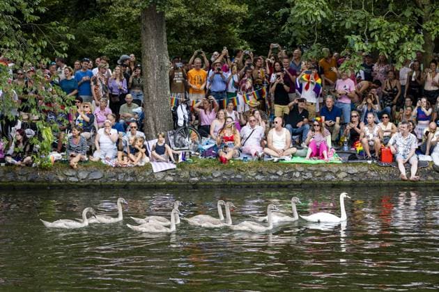 AMSTERDAM - Spectators along the side watching a family of swans during the Canal Parade. The boat parade is traditionally part of the Pride celebrations in the capital. REMKO DE WAAL ANP netherlands out - belgium out  Copyright: xx x564681273x originalFilename: 564681273.jpg