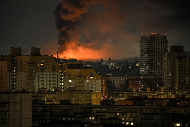 A plume of thick black smoke rises from a fire caused by the impact of an overnight Russian missile attack, Kyiv, Ukraine, August 1, 2026. (Photo by Yevhen Kotenko Ukrinform) Russian troops strike Kyiv with ballistic missiles again  Copyright: xEVGEN_KOTENKOx