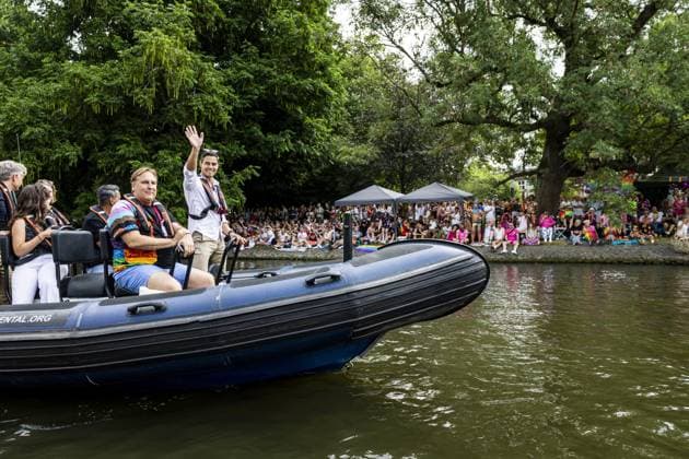 AMSTERDAM - Prime Minister Rob Jetten waves to visitors during the Canal Parade. The boat parade is traditionally part of the Pride celebrations in the capital. SEM VAN DER WAL ANP netherlands out - belgium out  Copyright: xx x564681898x originalFilename: 564681898.jpg