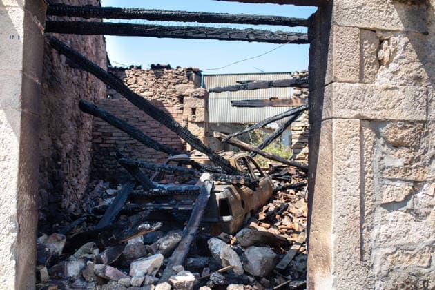 The situation with the Fermoselle, Zamora wildfire is improving and has been downgraded to severity level 1, although heat and wind will complicate matters this afternoon. Homes destroyed by a wildfire, as of August 1, 2026, in Mámoles, Zamora, Castile and León, Spain. The situation with the forest fire in Fermoselle, Zamora, is more favorable this Saturday than it was the previous day thanks to the efforts made overnight, aided by relative humidity of nearly 80 percent, which has led the regional government to lower its severity rating to Potential Severity Index (IGR) Level 1, although the weather forecast for the afternoon is once again unfavorable for firefighting efforts. Throughout the day, residents of most towns are expected to ret Copyright: xPalomaxV.xEscarpax 7698335