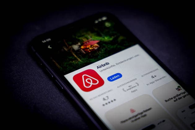 Apple App Store auf einem iPhone. Top-Apps. Airbnb. 01.08.2026