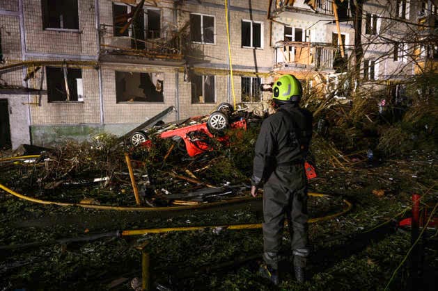 Russian Ballistic Missile Strike On A Residential Building In Kyiv, Ukraine Emergency responders work at the site of a Russian ballistic missile strike on a residential building in Kyiv, Ukraine, on August 1, 2026. Overnight, Russia launched 32 missiles, the majority of them ballistic, targeting the Ukrainian capital. According to local authorities, nine people were killed and at least 30 others were injured. Kyiv Ukraine  Copyright: xMaxymxMarusenkox originalFilename: musiienko-notitle260801_npZnD.jpg