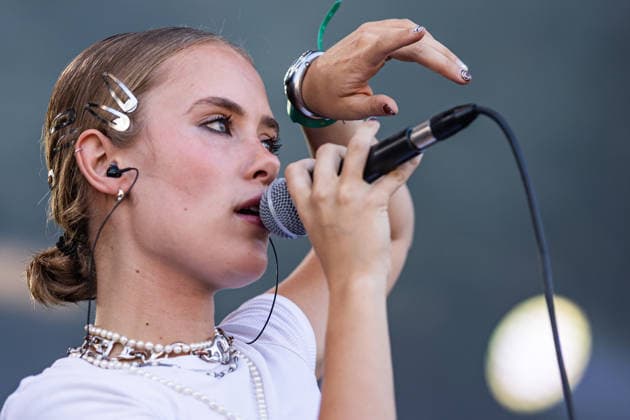 Entertainment Bilder des Tages Green Juice Festival Bonn, 1.8.2026 Paula Engels auf dem Green Juice Festival -- Das Green Juice Festival in Bonn feiert 2026 seinen 18. Geburtstag. Vom kleinen Privatkonzert hat es sich inzwischen zu einer festen Größe im Bonner Veranstaltungskalender gemausert. Das Festival findet an zwei Tagen im Park von Bonn-Beuel-Vilich statt. Es gibt eine große Bühne, den 1Live-Sektor-Bus und eine Newcomer-Stage. Bonn Park Neu-Vilich NRW Deutschland Copyright: xSebastianxDerixx