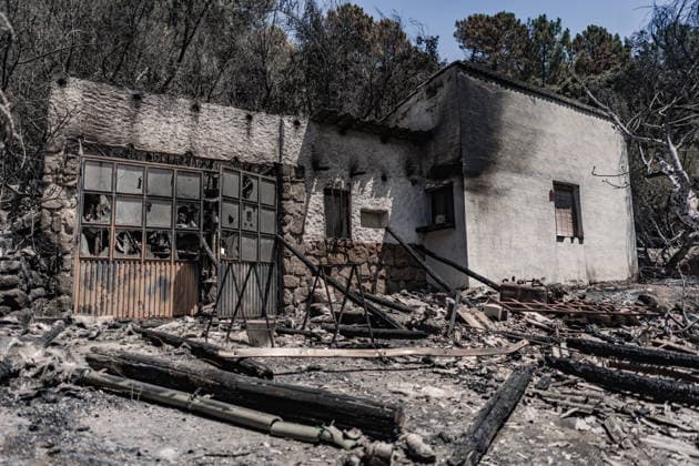 The Burgohondo, Ávila wildfire is progressing as expected, and 50 firefighters from Catar Vista have been deployed one week after the fire broke out, on August 1, 2026, in La Adrada, Castile and León, Spain. The regional delegate of the Regional Government in Ávila, José Francisco Hernández Herrero, has stated that the Burgohondo wildfire is progressing as expected and has expressed confidence that it can be brought under complete control in the coming hours or days, although for the time being it remains at Level 2 on the Potential Severity Index (IGR) 2 AUGUST 2026 FIRE NATURAL FIRE BURNT LANDSCAPE CHARRED SMOKE GARDEN TIÉTAR VALLEY LA ADRADA CASAVIEJA PIEDRALAVES SCULPTURE DONKEYS CAR César Vallejo Rodrí La Adrada, Ávila, Castile and Le Copyright: xCÃ sarxVallejoxRodriguezx 7698619