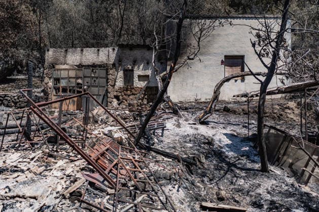 The Burgohondo, Ávila wildfire is progressing as expected, and 50 firefighters from Catar Vista have been deployed one week after the fire broke out, on August 1, 2026, in La Adrada, Castile and León, Spain. The regional delegate of the Regional Government in Ávila, José Francisco Hernández Herrero, has stated that the Burgohondo wildfire is progressing as expected and has expressed confidence that it can be brought under complete control in the coming hours or days, although for the time being it remains at Level 2 on the Potential Severity Index (IGR) 2 AUGUST 2026 FIRE NATURAL FIRE BURNT LANDSCAPE CHARRED SMOKE GARDEN TIÉTAR VALLEY LA ADRADA CASAVIEJA PIEDRALAVES SCULPTURE DONKEYS CAR César Vallejo Rodrí La Adrada, Ávila, Castile and Le Copyright: xCÃ sarxVallejoxRodriguezx 7698620