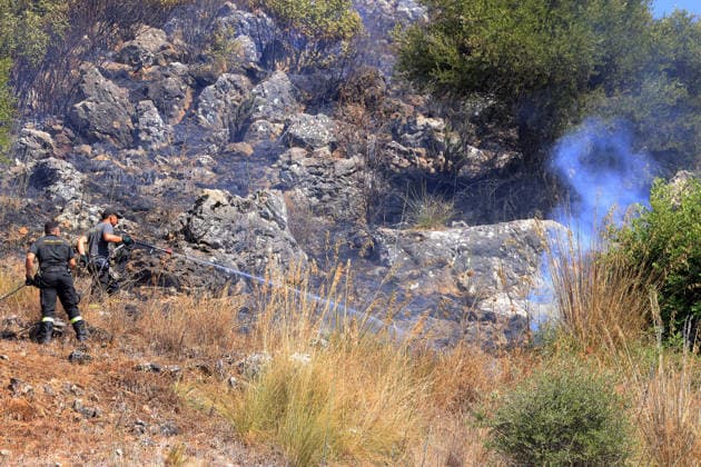 IPA87163974 - In the photo, a massive fire has engulfed the Mirto area; forest rangers, firefighters, civil defense personnel, and two helicopters are on the scene.  Copyright: xAlbertoxLoxBiancox xAlbertoxLoxBiancox 87163974