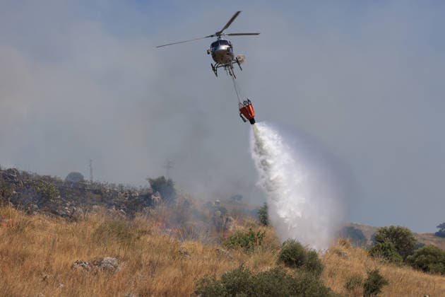 IPA87163920 - In the photo, a massive fire has engulfed the Mirto area; forest rangers, firefighters, civil defense personnel, and two helicopters are on the scene.  Copyright: xAlbertoxLoxBiancox xAlbertoxLoxBiancox 87163920