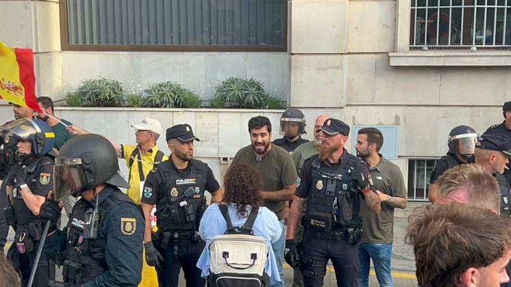 Migrants who crossed into Ceuta are returning to Morocco as businesses close, to regain their strength and cross again. Luis Alvise Pérez, Member of the European Parliament and leader of Se Acabó la Fiesta (SALF), is heckled on August 1, 2026, in Ceuta, Spain. Migrants who managed to swim into Ceuta in recent days are voluntarily returning to the Moroccan side, to the town of Castillejos, due to the widespread closure of stores and businesses in the autonomous city and the difficulty in accessing food and water, with the intention of eating, regaining their strength, and attempting to cross into Spain again. AUGUST 1, 2026 Gabriela Sardá Nún Ceuta Ceuta, Spain Copyright: xGabrielaxSardaxNunezx 7698644