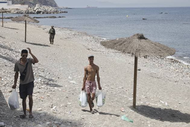 Migrants who crossed into Ceuta are returning to Morocco as shops close, to regain their strength and cross again. Several migrants on the beach, August 1, 2026, in Ceuta, Spain. Migrants who managed to swim into Ceuta in recent days are voluntarily returning to the Moroccan side, to the town of Castillejos, due to the widespread closure of stores and businesses in the autonomous city and the difficulty in accessing food and water, with the intention of eating, regaining their strength, and attempting to cross into Spain again. AUGUST 1, 2026, Jesú, Ceuta, Ceuta, Spain Copyright: xJesusxTorresx 7698686