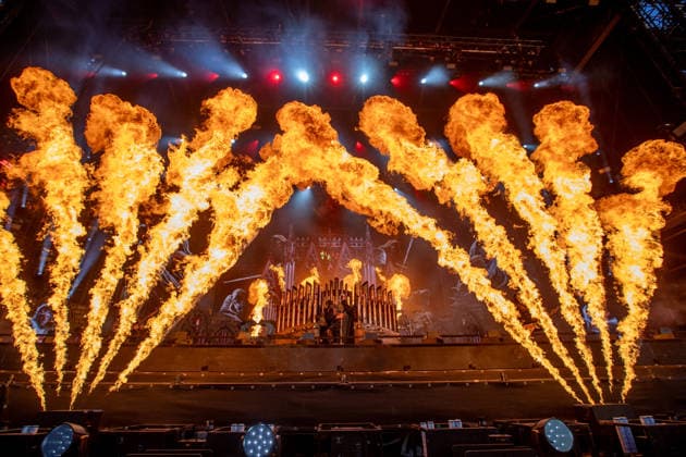 Krönender Abschluss des 35ten Wacken Open Air Der letzte Tag des Wacken Open Air, brachten keinen Regen, sondern einen sommerlichen Abschkuss voller Highlights. Samstag war der Tag der Headliner der Metalszene. Lamb of God, Powerwolf, Airbourne und Arch Enemy waren nur einige dieser sensationellen Höhepunkte des letzten Tages des diesjährigen Wacken Open Air. Die Fans und Metalheads aus aller Welt gaben noch einmal alles bei Powerwolf und Sänger Attila Dorn inmitten der Feuershow. Wacken Wacken open Air Schleswig Holstein Deutschland IVDJ0183