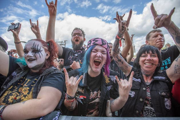 Krönender Abschluss des 35ten Wacken Open Air Der letzte Tag des Wacken Open Air, brachten keinen Regen, sondern einen sommerlichen Abschkuss voller Highlights. Samstag war der Tag der Headliner der Metalszene. Lamb of God, Powerwulf, Airbourne und Arch Enemy waren nur einige dieser sensationellen Höhepunkte des letzten Tages des diesjährigen Wacken Open Air. Die Fans und Metalheads aus aller Welt gaben noch einmal alles Wacken Wacken open Air Schleswig Holstein Deutschland IVDJ9516