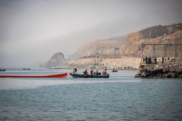 August 1, 2026, Ceuta, Spain: CEUTA, SPAIN - AUGUST 1, 2026: Workers install a 500-meter-long pneumatic barrier at the maritime border of Tarajal in Ceuta. The device features a surface height of 30 to 70 centimeters and a submerged section of up to one meter deep, designed to block swimming entries across the border. Ceuta Spain - ZUMAq101 20260801_zna_q101_112 Copyright: xSamuelxVegax