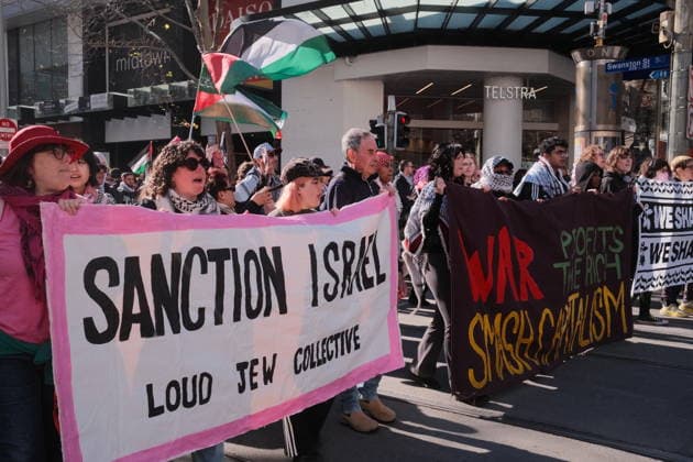 Australian Government Urged to Sanction Israel during a Rally in Melbourne People participate in a pro-Palestine rally that began outside the State Library of Victoria before marching to Flinders Street Station in Melbourne, Australia, August 02, 2026. Approximately 2,000 people took part in a march and called for the Australian government to impose sanctions on Israel, sever military ties with the United States, and close the Pine Gap military intelligence base. Melbourne Australia  Copyright: xMatrixxImagesx xMichaelxJohnstonx