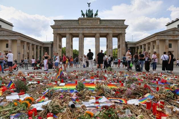 News Bilder des Tages Berlin, Deutschland, 02.08.2026: Pariser Platz: Vor dem Brandenburger Tor haben Menschen in Trauer Blumen abgelegt, um der Opfer des Anschlags auf den Christopher-Street-Day zu gedenken. Copyright: xdtsxNachrichtenagenturx dts_129178