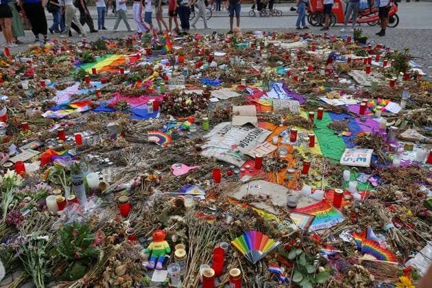 Berlin, Deutschland, 02.08.2026: Pariser Platz: Vor dem Brandenburger Tor haben Menschen in Trauer Blumen abgelegt, um der Opfer des Anschlags auf den Christopher-Street-Day zu gedenken. Copyright: xdtsxNachrichtenagenturx dts_129179