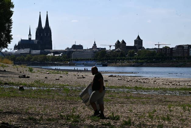 02.08.2026, xophax, öffentliches Leben, Köln, Rheinufer, Kölner Dom. Niedrigwasser. Rhein von Köln Mühlheim Rheinpark. Rheinpegel in Köln erreicht Tiefstand. Köln